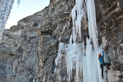 Chloë, Grauson, Cogne - Ezio Marlier in apertura della cascata di ghiaccio Chloë, vallone del Grauson, Cogne, Valle d'Aosta