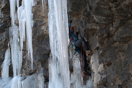 Chloë, Grauson, Cogne - Ezio Marlier making the first ascent of the icefall Chloë, vallone del Grauson, Cogne, Valle d'Aosta, Italy