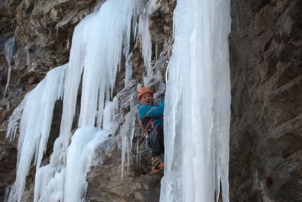 Chloë, Grauson, Cogne - Ezio Marlier in apertura della cascata di ghiaccio Chloë, vallone del Grauson, Cogne, Valle d'Aosta