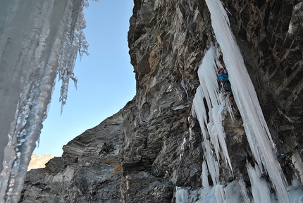 Chloë, Grauson, Cogne - Ezio Marlier in apertura della cascata di ghiaccio Chloë, vallone del Grauson, Cogne, Valle d'Aosta