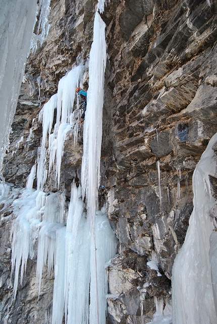 Chloë, Grauson, Cogne - Ezio Marlier making the first ascent of the icefall Chloë, vallone del Grauson, Cogne, Valle d'Aosta, Italy