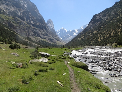 Kirghizistan Pamir Alay, Kara Su, Ak Su, Gian Luca Cavalli, Pier Luigi Maschietto, Giovanni Pagnoncelli, Edoardo Polo, Marcello Sanguineti - Kirghizistan 2015 Pamir Alai: all'ingresso della Kara Su