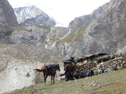 Kirghizistan Pamir Alay, Kara Su, Ak Su, Gian Luca Cavalli, Pier Luigi Maschietto, Giovanni Pagnoncelli, Edoardo Polo, Marcello Sanguineti - Kirghizistan 2015 Pamir Alai: durante il trekking