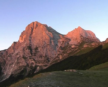 Con Una Montagna Come Casa - Una scena del film Con Una Montagna Come Casa di Alberto Sciamplicotti