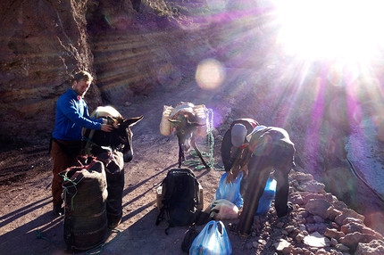 Taghia, Marocco, Carlo Cosi, Enrico Geremia, Nicolò Geremia - Gole di Taghia, Marocco: preparazione dei muli in direzione di Taghia