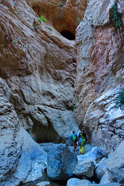 Taghia, Marocco, Carlo Cosi, Enrico Geremia, Nicolò Geremia - Gole di Taghia, Marocco:  avvicinamenti mozzafiato sul canyon  l'Akka n'Tazart