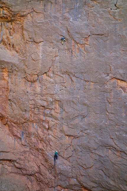 Taghia, Marocco, Carlo Cosi, Enrico Geremia, Nicolò Geremia - Gole di Taghia, Marocco: Nicolò ed Enrico Geremia sul 4° tiro di Kif & Cliff