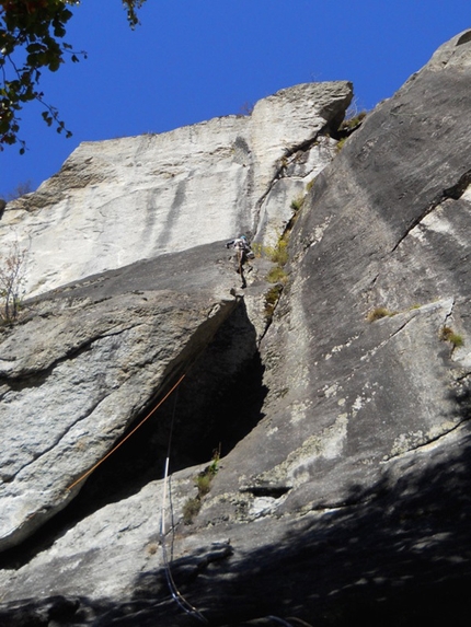 Val di Mello, Scoglio delle Metamorfosi, Here today gone tomorrow, Daniele Bianchi, Pietro Biasini, Mirko Masè - Here today gone tomorrow on Scoglio delle Metamorfosi, Val di Mello: Pietro Biasini establishing pitch one