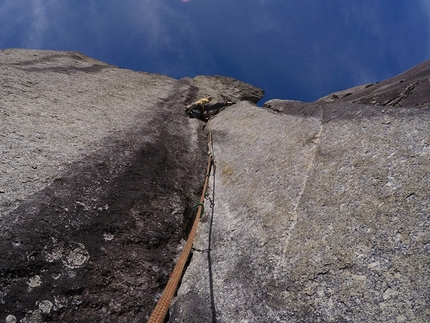 Val di Mello, Scoglio delle Metamorfosi, Here today gone tomorrow, Daniele Bianchi, Pietro Biasini, Mirko Masè - Here today gone tomorrow on Scoglio delle Metamorfosi, Val di Mello: Mirko Mase setting off on pitch two