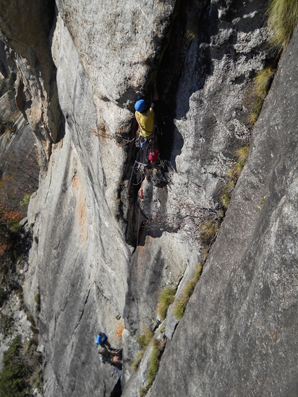 Val di Mello, Scoglio delle Metamorfosi, Here today gone tomorrow, Daniele Bianchi, Pietro Biasini, Mirko Masè - Here today gone tomorrow on Scoglio delle Metamorfosi, Val di Mello: Daniele Bianchi establishing pitch two