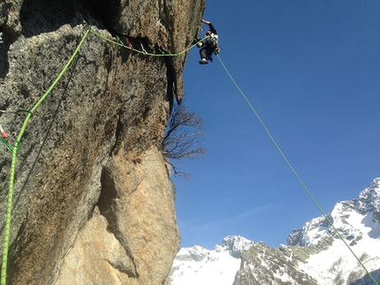 Val di Mello, Scoglio delle Metamorfosi, Here today gone tomorrow, Daniele Bianchi, Pietro Biasini, Mirko Masè - Here today gone tomorrow on Scoglio delle Metamorfosi, Val di Mello: establishing pitch six