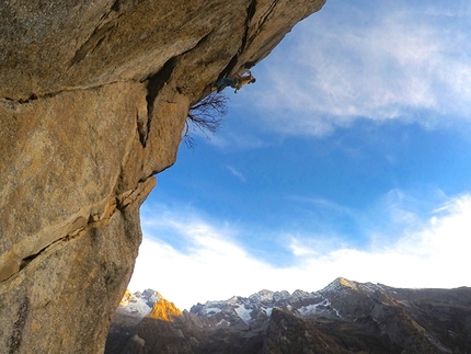 Val di Mello, Scoglio delle Metamorfosi, Here today gone tomorrow, Daniele Bianchi, Pietro Biasini, Mirko Masè - Here today gone tomorrow on Scoglio delle Metamorfosi, Val di Mello: Daniele Bianchi climbing pitch six