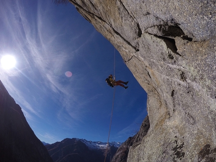 Val di Mello, Scoglio delle Metamorfosi, Here today gone tomorrow, Daniele Bianchi, Pietro Biasini, Mirko Masè - Here today gone tomorrow on Scoglio delle Metamorfosi, Val di Mello: Daniele Bianchi abseiling off the last belay