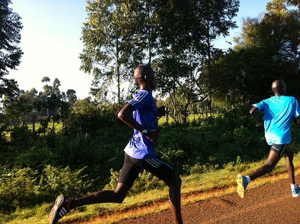 El Gato Negro, la prima scalata in Africa di Manolo - Gli atleti continuano a correre il loro “fartlek” infinito