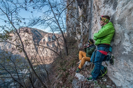 La Gusela di Cismon, arrampicata in Valbrenta - Matteo Mocellin e Simone Porcellini sulla comodissima cengia della falesia