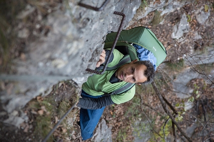 La Gusela di Cismon, arrampicata in Valbrenta - Marco Savio sulle scalette per raggiungere la cengia de la Gusela