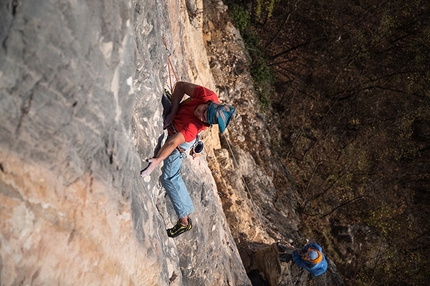 La Gusela di Cismon, arrampicata in Valbrenta - Giulio Abrate su The Bee, 8a+