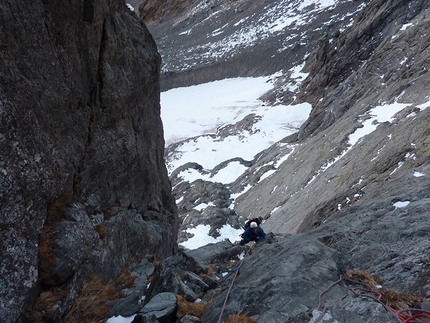 Pizzo del Salto, prima invernale via del Gran Diedro - Si scala in ombra