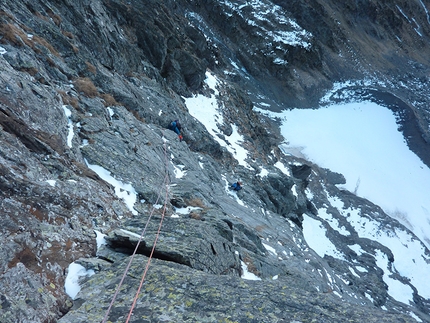 Pizzo del Salto, prima invernale via del Gran Diedro - Su roccia delicata