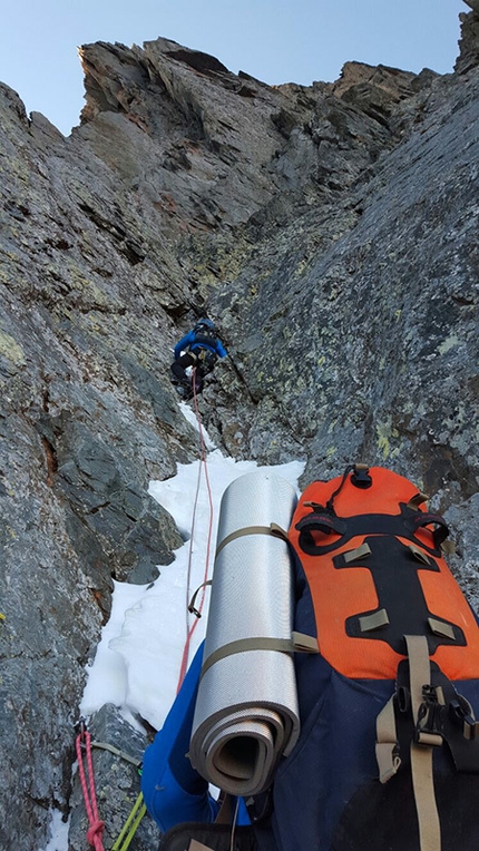 Pizzo del Salto, prima invernale via del Gran Diedro - Sulle fessure complicate