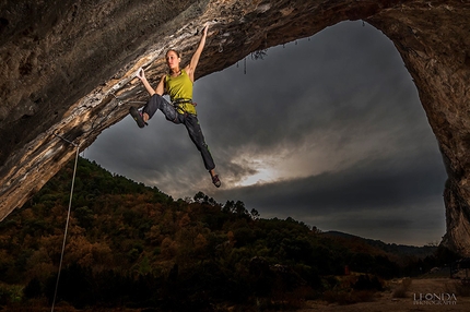 Janja Garnbret, Santa Linya - Janja Garnbret flashing La Fabelita 8c at Santa Linya in Spain