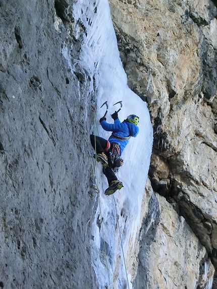 Mur del Pisciadu, Sella, Dolomiti - Manuel Baumgartner e Martin Baumgärtner il 30/12/2015 durante la probabile prima salita del Mur del Pisciadù Eisfall (V+/M6/WI6), Sella, Dolomiti.