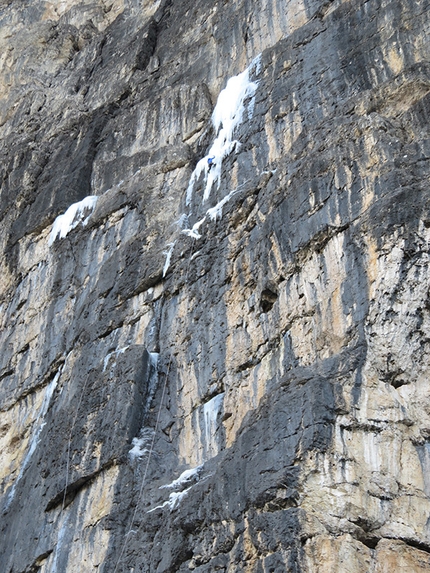 Mur del Pisciadu, Sella, Dolomiti - Manuel Baumgartner e Martin Baumgärtner il 30/12/2015 durante la probabile prima salita del Mur del Pisciadù Eisfall (V+/M6/WI6), Sella, Dolomiti.