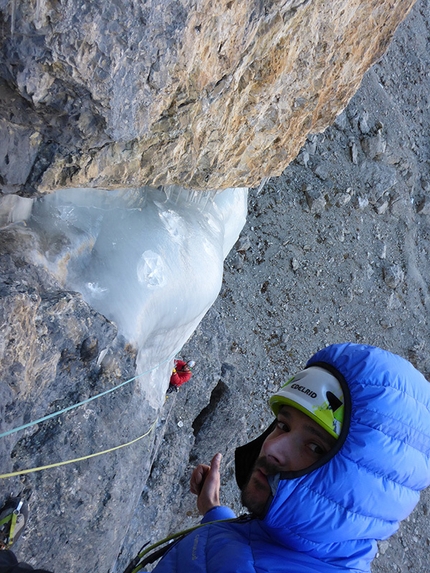 Mur del Pisciadu, Sella, Dolomiti - Manuel Baumgartner e Martin Baumgärtner il 30/12/2015 durante la probabile prima salita del Mur del Pisciadù Eisfall (V+/M6/WI6), Sella, Dolomiti.