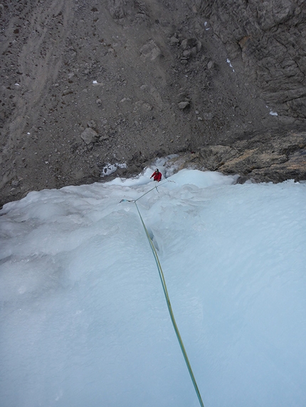 Mur del Pisciadu, Sella, Dolomiti - Manuel Baumgartner e Martin Baumgärtner il 30/12/2015 durante la probabile prima salita del Mur del Pisciadù Eisfall (V+/M6/WI6), Sella, Dolomiti.