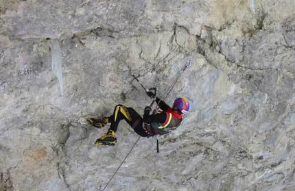 Kurt Astner, Valle di Landro, Dolomiti - Kurt Astner in dry tooling su Fly in the Wind, Valle di Landro - Alto Adige