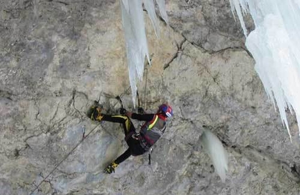 Kurt Astner, Valle di Landro, Dolomiti - Kurt Astner in dry tooling su Fly in the Wind, Valle di Landro - Alto Adige