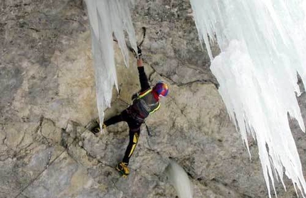 Kurt Astner, Valle di Landro, Dolomiti - Kurt Astner in dry tooling su Fly in the Wind, Valle di Landro - Alto Adige