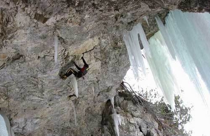 Kurt Astner, Valle di Landro, Dolomiti - Kurt Astner in dry tooling su Fly in the Wind, Valle di Landro - Alto Adige