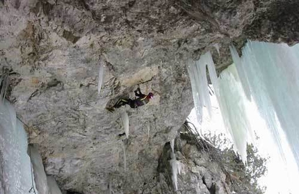 Kurt Astner, Valle di Landro, Dolomiti - Kurt Astner in dry tooling su Fly in the Wind, Valle di Landro - Alto Adige