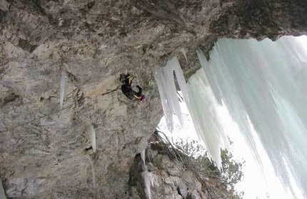 Kurt Astner, Valle di Landro, Dolomiti - Kurt Astner in dry tooling su Fly in the Wind, Valle di Landro - Alto Adige