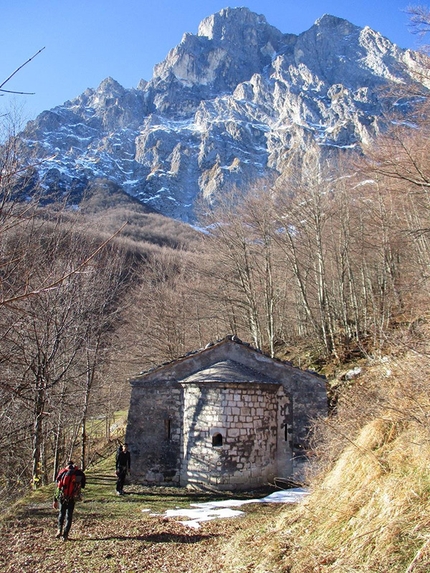 Canale Jannetta, Gran Sasso, Cristiano Iurisci, Gabriele Paolucci, Luca Gasparini - Canale Jannetta, Gran Sasso: La via vista dal boschetto di Fonte nera.