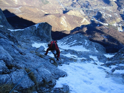 Canale Jannetta, Gran Sasso, Cristiano Iurisci, Gabriele Paolucci, Luca Gasparini - Canale Jannetta, Gran Sasso: ci avviciniamo ai pilastri sotto di noi l autostrada e San Nicola.