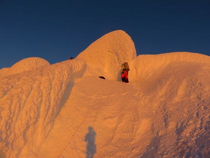 Psycho Vertical, Torre Egger, Patagonia - Roland Striemitzer si prepara a lasciare la cima della Torre Egger dopo il bivaccato durante la prima ripetizione della via Psycho Vertical.