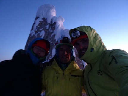 Psycho Vertical, Torre Egger, Patagonia - Corrado Korra Pesce, Roland Striemitzer e Tomas Aguilo in cima alla Torre Egger, Patagonia dopo aver salito la via Psycho Vertical