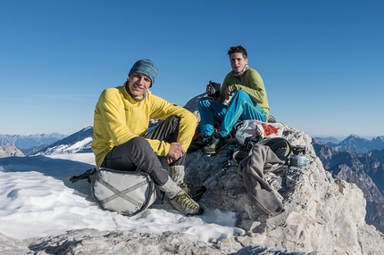 Agner, Dolomiti, Martin Dejori, Titus Prinoth - Martin Dejori e Titus Prinoth dopo la prima ripetizione, e prima invernale, de La storia infinita, parete nord est dell'Agner (Dolomiti).