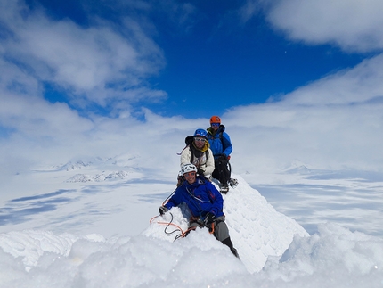 Colmillo Sur, Patagonia - Patagonia: Nicola Castagna, Jacopo Pellizzari e Franz Salvaterra in vetta al Colmillo Central dopo la salita di Mantetang.