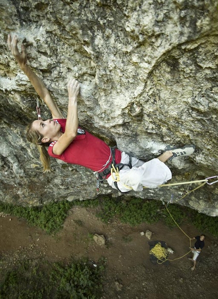 Maja Vidmar - Maja Vidmar redpointing Attila Lunga 8c+ at Baratro, Italy