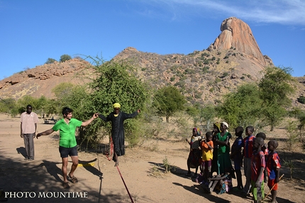 Ciad Climbing Expedition 2015 - Ciad Climbing Expedition 2015: slackline coi ragazzi del villaggio di Abtuyour