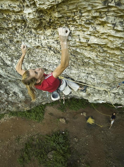 Maja Vidmar - Maja Vidmar redpointing Attila Lunga 8c+ at Baratro, Italy