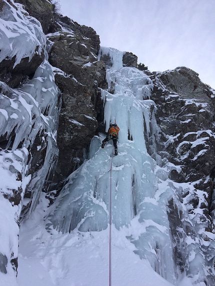 Valle Stura di Demonte, cascate di ghiaccio, Piemonte, Italia - Doppio salto L1