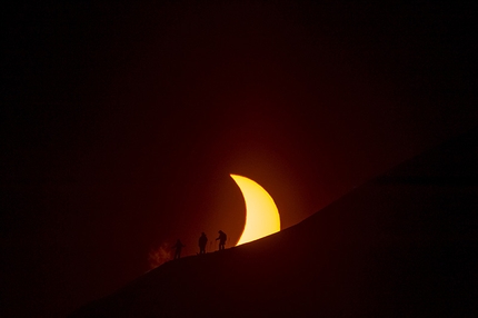 Banff Mountain Film Festival World Tour Italy 2016 - Eclipse: le probabilità di riuscita sono poche, i rischi alti: il fotografo Reuben Krabbe vuole a tutti i costi scattare una foto di uno sciatore di fronte all'eclisse solare del marzo 2015. Sceglie di provarci alle Svalbard, luogo dove l'eclisse sarà totale. Ma il tempo non è buono, la guida non è sempre all'altezza della situazione e gli sciatori vogliono solo sciare...