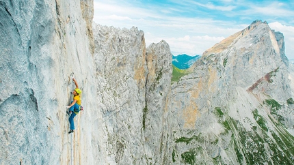 Alpine Wall Tour, Jacek Matuszek, Lukasz Dudek - Łukasz Dudek sending the fifth pitch of Silbergeier, Rätikon