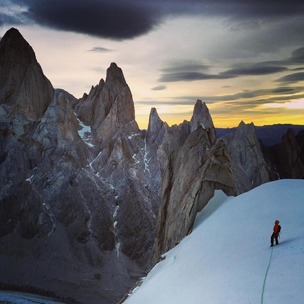 Colin Haley, Alex Honnold, Cerro Torre, Patagonia - Colin Haley si gode l'alba sulla cresta SE del Cerro Torre, Patagonia