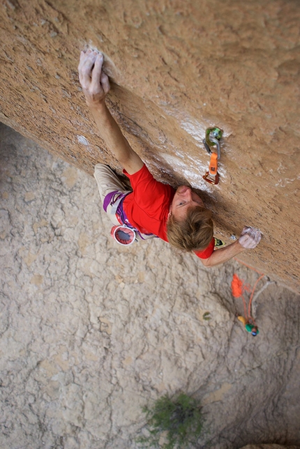 Oman arrampicata sportiva Arnaud Petit, Read Macadam, Alex Ruscior - Arnaud Petit sulla sua via The Mirror, 8a+ Valley of Giants, Valle dei Giganti, Oman