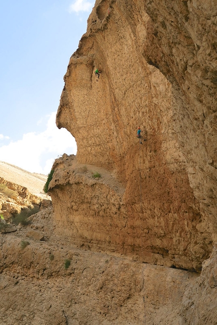 Oman arrampicata sportiva Arnaud Petit, Read Macadam, Alex Ruscior - Durante l'apertura di nuove vie a Wadi Bani Khalid, Oman